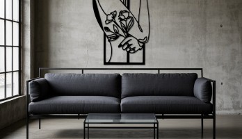 Çiçek Tutan Kadın Lazer Kesim Metal Tablo