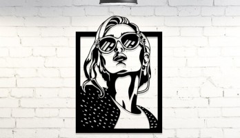 Gözlüklü Havalı Kadın Lazer Kesim Metal Tablo